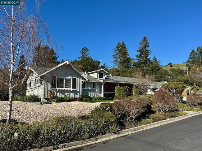 3 Crown Ct in Orinda, CA - Building Photo - Building Photo