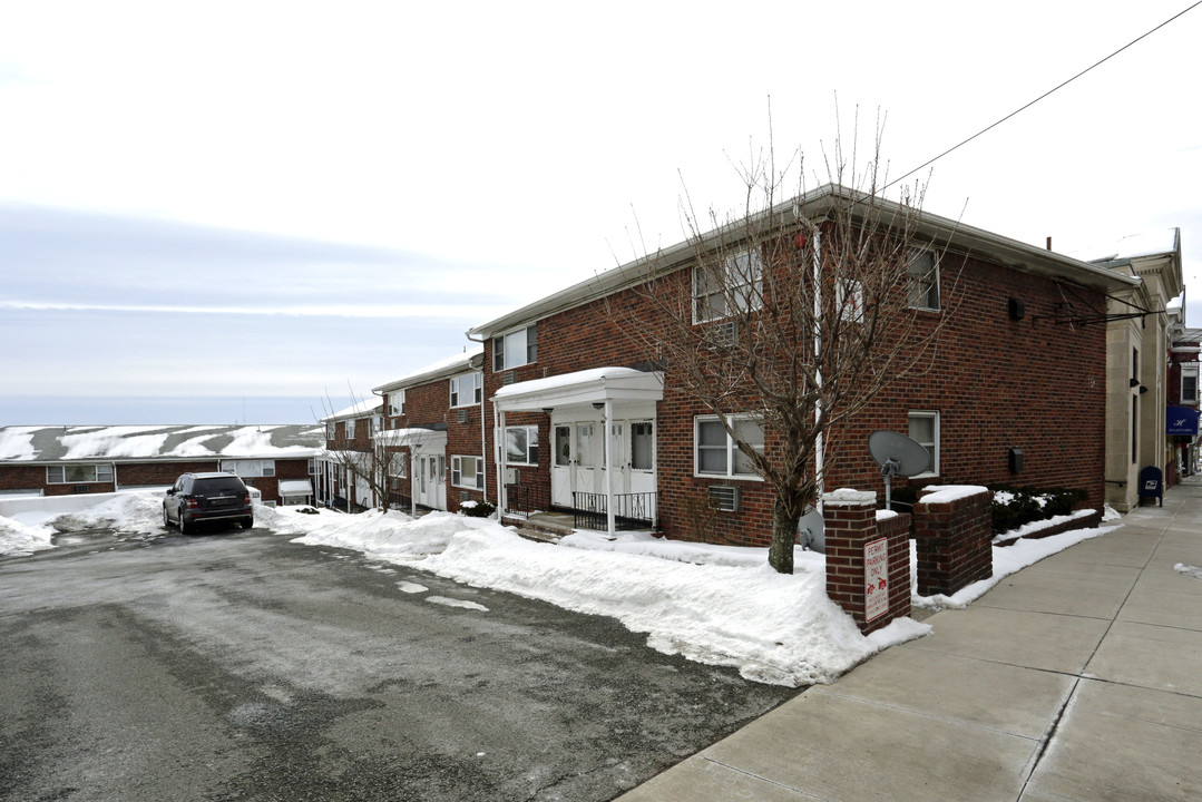 Yorkview Gardens in Carlstadt, NJ - Foto de edificio