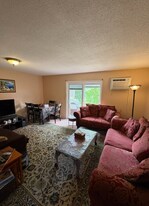 170 E Hadley Rd in Amherst, MA - Building Photo