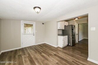 10198 Luana Dr N in Jacksonville, FL - Foto de edificio - Building Photo