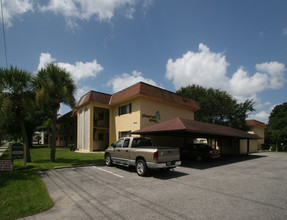 Pinecrest Arms in Sarasota, FL - Building Photo - Building Photo