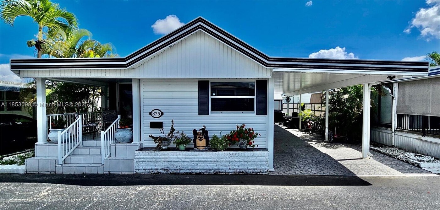 325 Lone Pine Ln in Hallandale Beach, FL - Building Photo