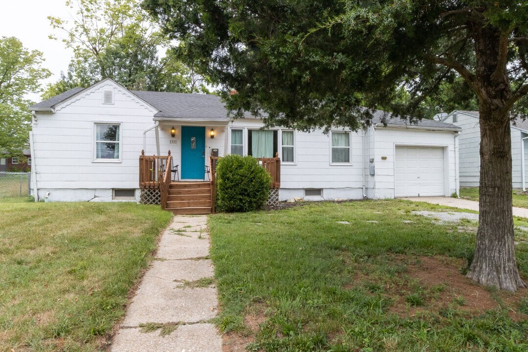 1311 Paris Rd in Columbia, MO - Building Photo