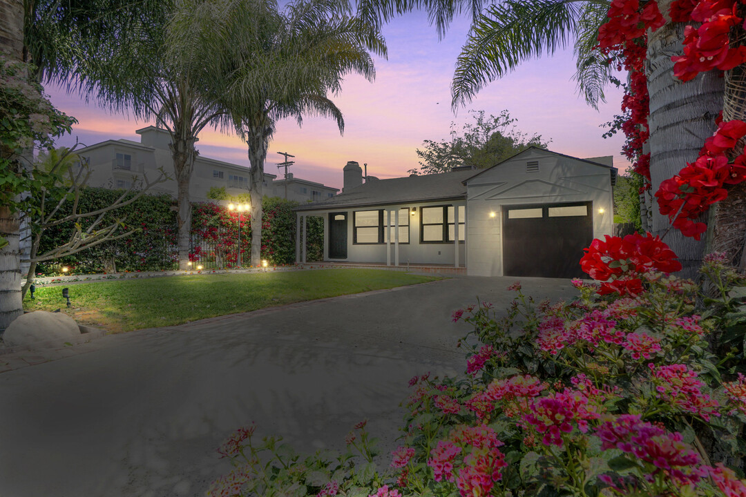 15235 Morrison St, Unit Apt 22F in Sherman Oaks, CA - Foto de edificio