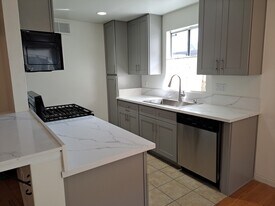 5232 Wilkinson Ave, Unit 2 in Valley Village, CA - Building Photo