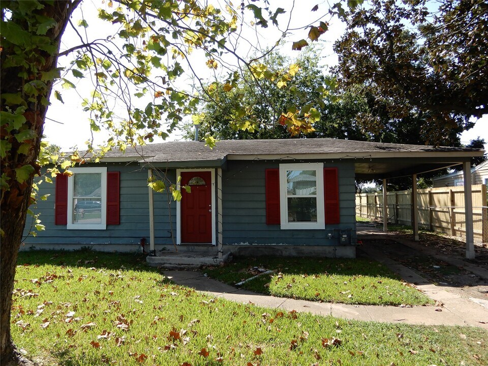 1700 Woolfe St in Galena Park, TX - Building Photo