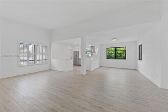 7525 Adventure Ave in North Bay Village, FL - Foto de edificio - Building Photo