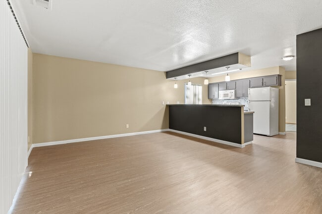 Redwood Cove Apartments in Chico, CA - Building Photo - Building Photo