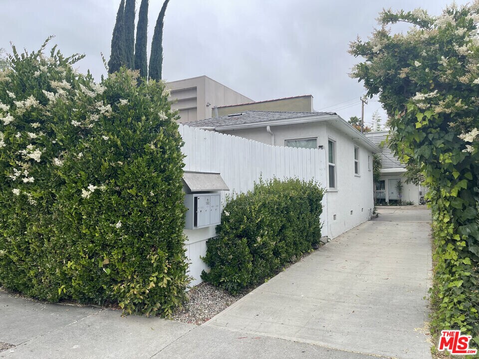 516 N San Vicente Blvd in West Hollywood, CA - Building Photo