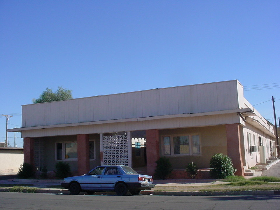 733 Broadway St in El Centro, CA - Building Photo