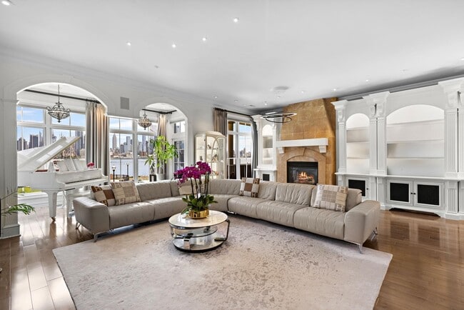 property at 33 Regency Pl