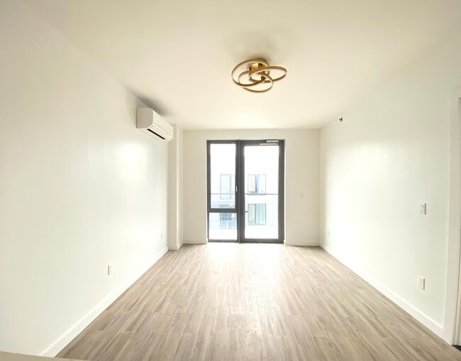 7065 Queens Blvd, Unit 9G in Woodside, NY - Building Photo - Building Photo