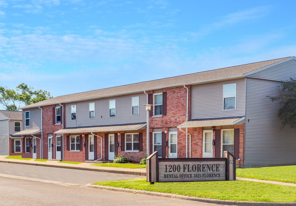 Williamsburg Townhouses in Pekin, IL - Building Photo