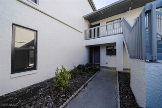 17456 Woodland Trace Dr, Unit B in Ft. Myers, FL - Foto de edificio - Building Photo