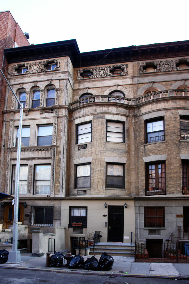 221 West 70th Street in New York, NY - Foto de edificio - Building Photo