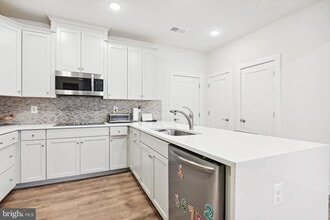 55 Silverway Dr in Herndon, VA - Building Photo - Building Photo