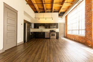 570 S Front St in Columbus, OH - Building Photo