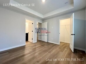 1373 Breezy Cir in Atlanta, GA - Building Photo - Building Photo