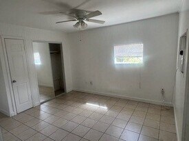 2005-2011 Bayshore Rd in Palmetto, FL - Building Photo