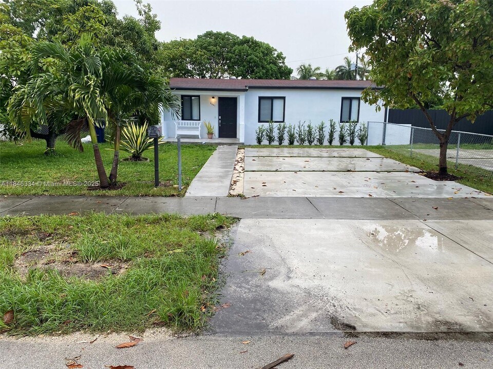 9801 SW 55th St in Miami, FL - Foto de edificio