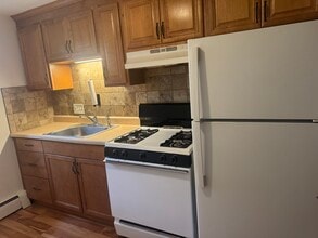 11 Brattle St, Unit apt 2 in Arlington, MA - Building Photo - Building Photo