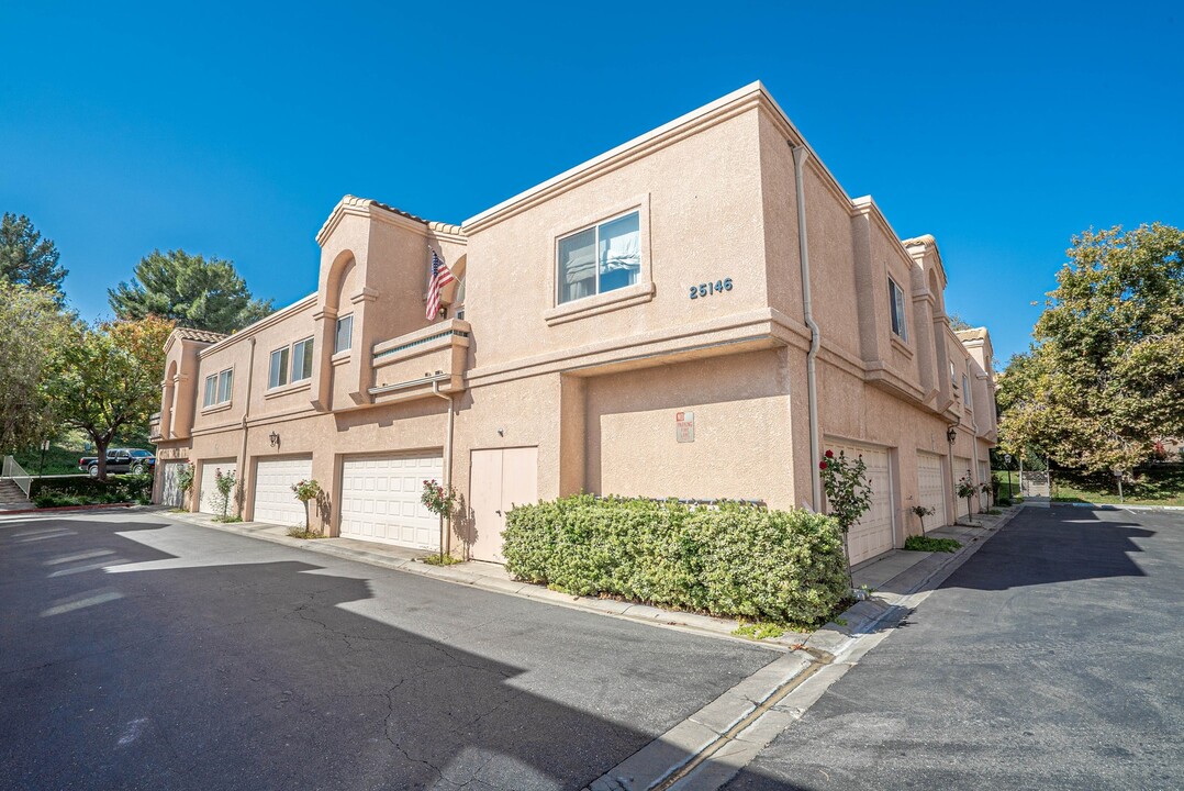 25146 Steinbeck Ave in Stevenson Ranch, CA - Foto de edificio