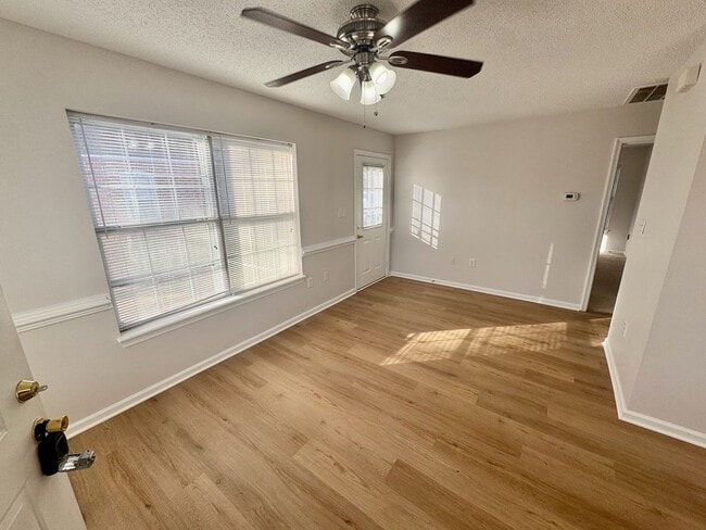 1562 Indiana Ave in Virginia Beach, VA - Foto de edificio - Building Photo