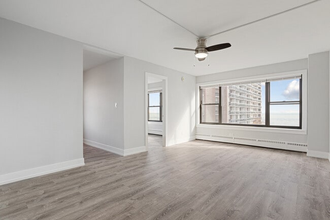 5858 N Sheridan Rd in Chicago, IL - Foto de edificio - Building Photo