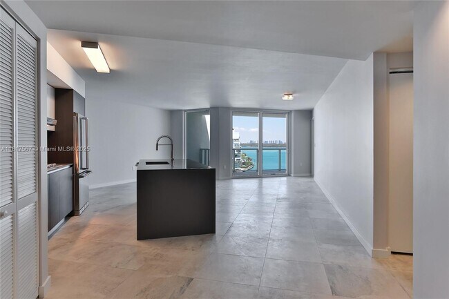 9821 E Bay Harbor Dr, Unit 902 in Bay Harbor Islands, FL - Foto de edificio - Building Photo