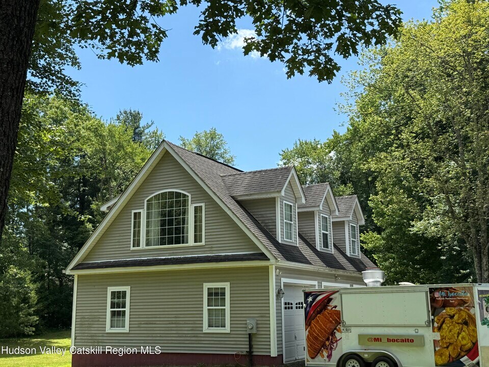 21 Easy St in Hurley, NY - Building Photo