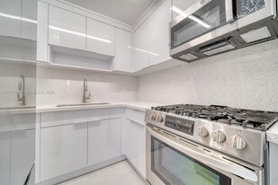 7101 SW 89th Ct, Unit 110 in Miami, FL - Building Photo