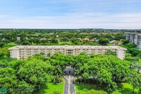 3503 Oaks Way in Pompano Beach, FL - Foto de edificio - Building Photo