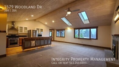 1579 Woodland Dr in Ashland, OR - Building Photo - Building Photo