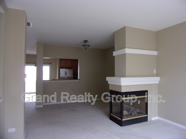 652 S Rosehall Ln in Round Lake, IL - Building Photo - Building Photo