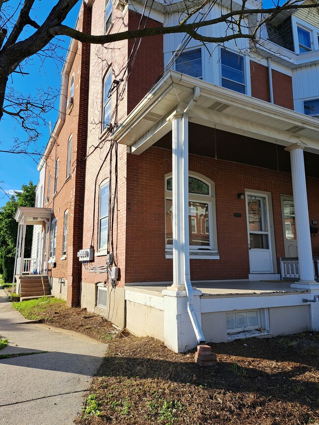 147 W Washington St, Unit Front in Fleetwood, PA - Building Photo - Building Photo