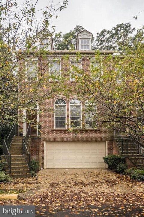 2792 Thaxton Ln in Oakton, VA - Building Photo