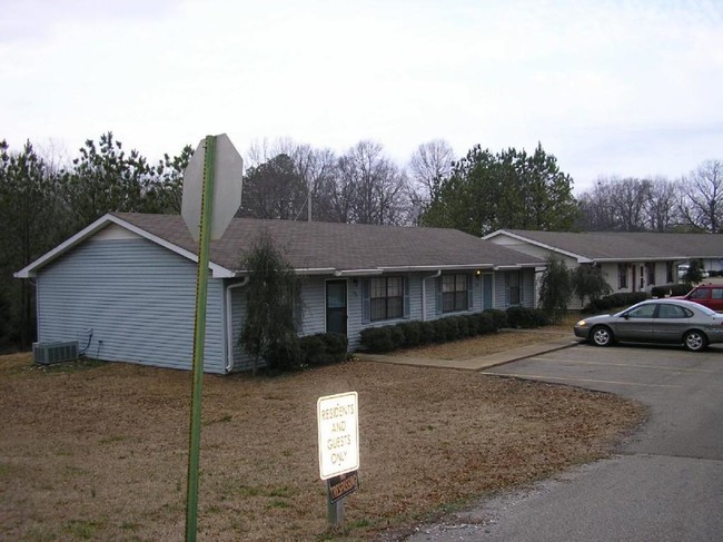 100-115 Magnolia Dr in Booneville, MS - Building Photo - Building Photo