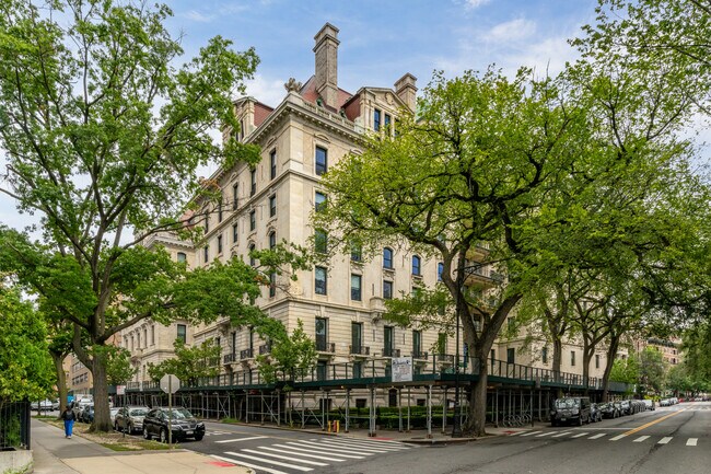 30 Morningside Dr in New York, NY - Building Photo - Primary Photo