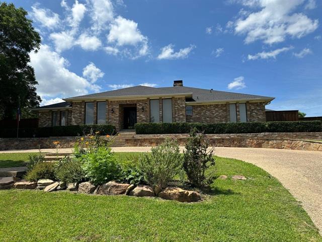 1717 Tobin Trail in Garland, TX - Foto de edificio