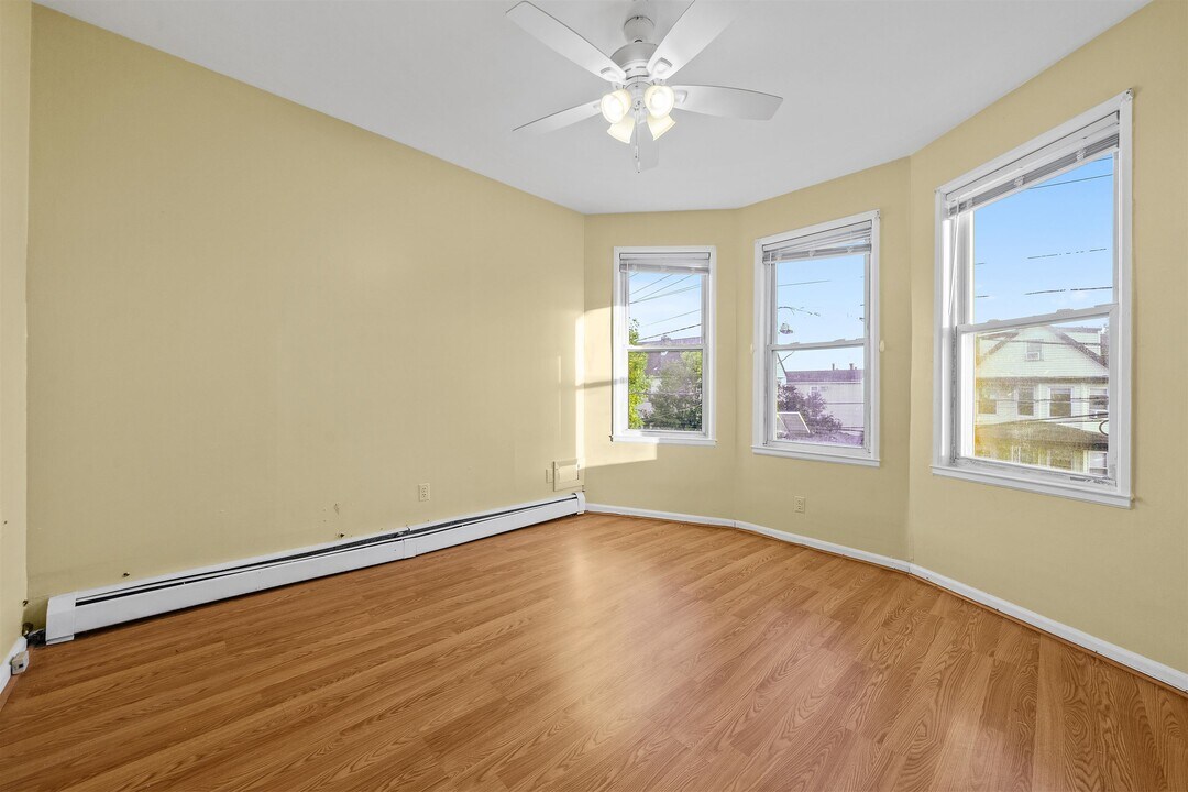 143 W 3rd St in Bayonne, NJ - Building Photo