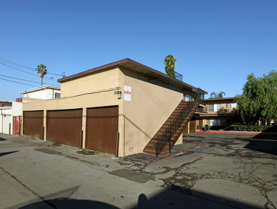 208 W Hoover Ave in Orange, CA - Building Photo