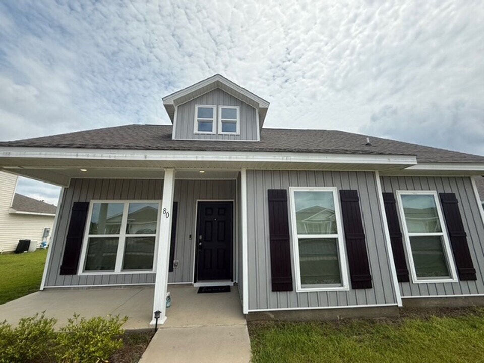 80 Silverthorn St in Freeport, FL - Building Photo