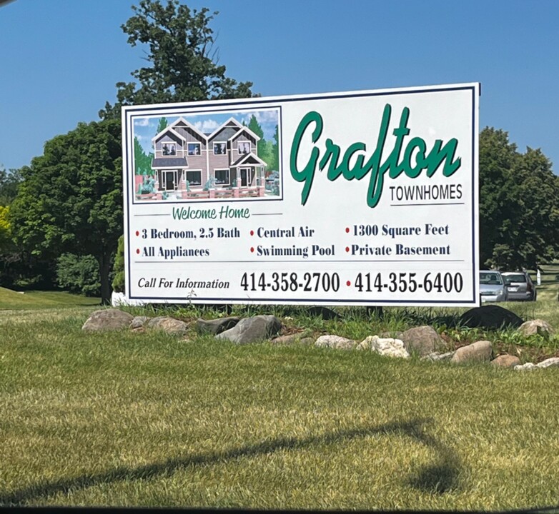 102 Falls Rd in Grafton, WI - Foto de edificio