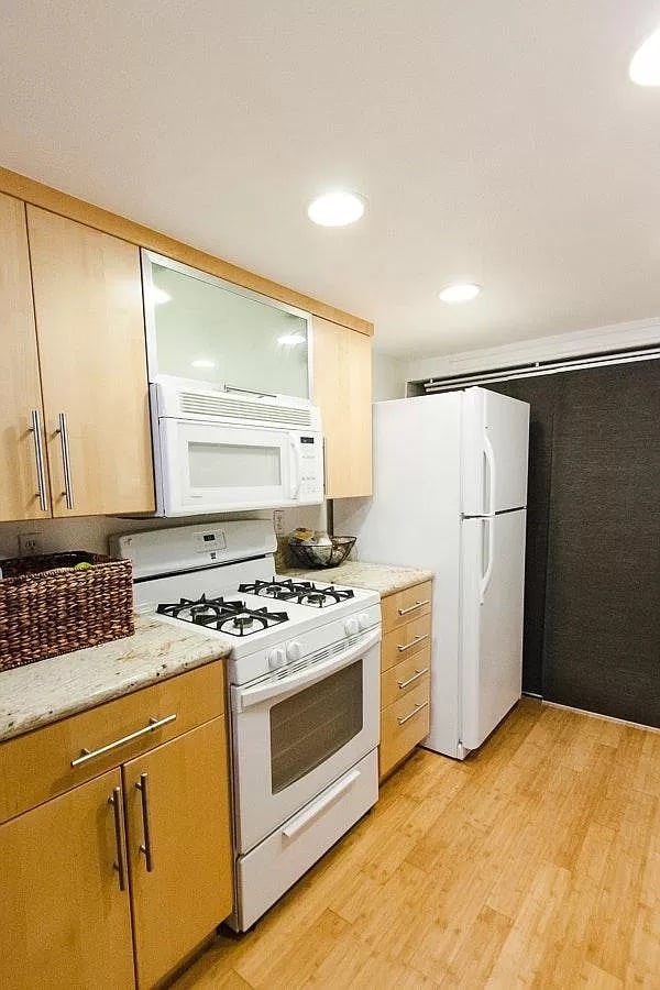 9326 Twin Trails Drive, Unit 204 in San Diego, CA - Foto de edificio - Building Photo