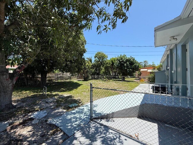 350 W 27th St in West Palm Beach, FL - Building Photo - Building Photo