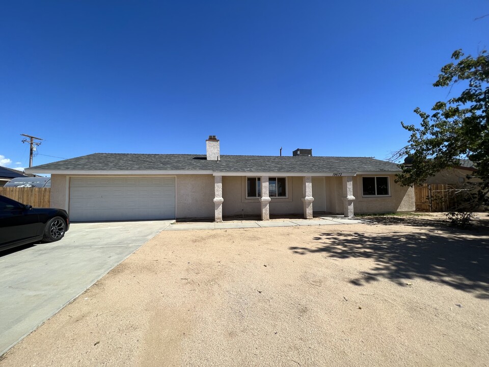 19672 Neuralia Rd in California City, CA - Building Photo