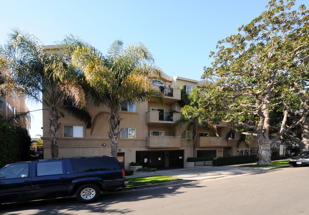 Bentley Plaza Apartments in Los Angeles, CA - Building Photo