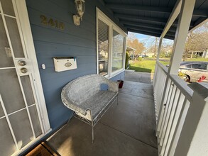 2415 Roslyn Way in Sacramento, CA - Building Photo - Building Photo