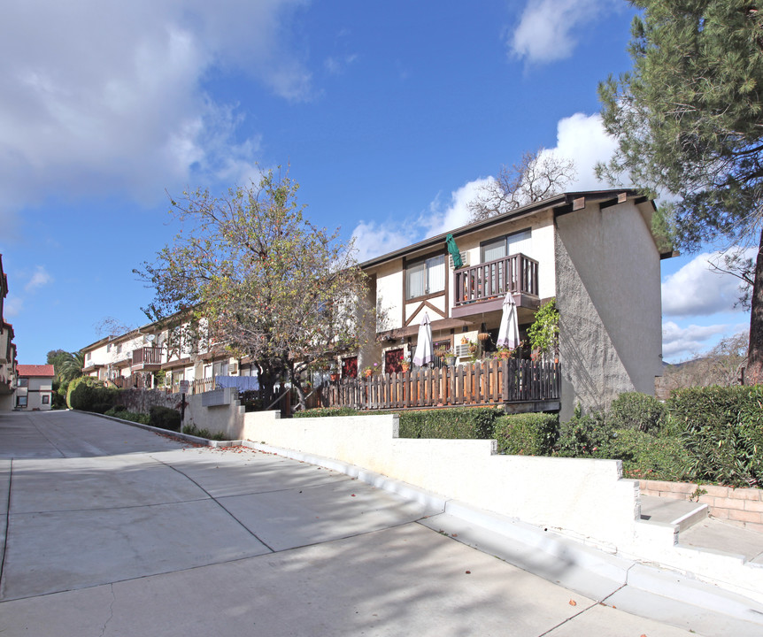 5323 Colodny Dr in Agoura Hills, CA - Foto de edificio