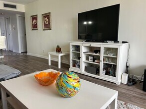 2851 Somerset Dr in Lauderdale Lakes, FL - Building Photo - Building Photo